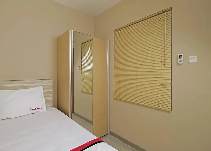 RedDoorz Plus @ Setiabudi Tengah Jakarta